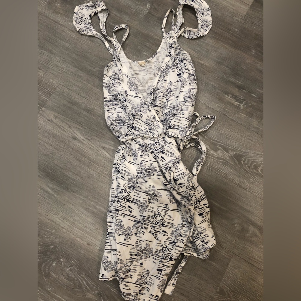 Roxy blue and white sleeveless wrap dress
- size s